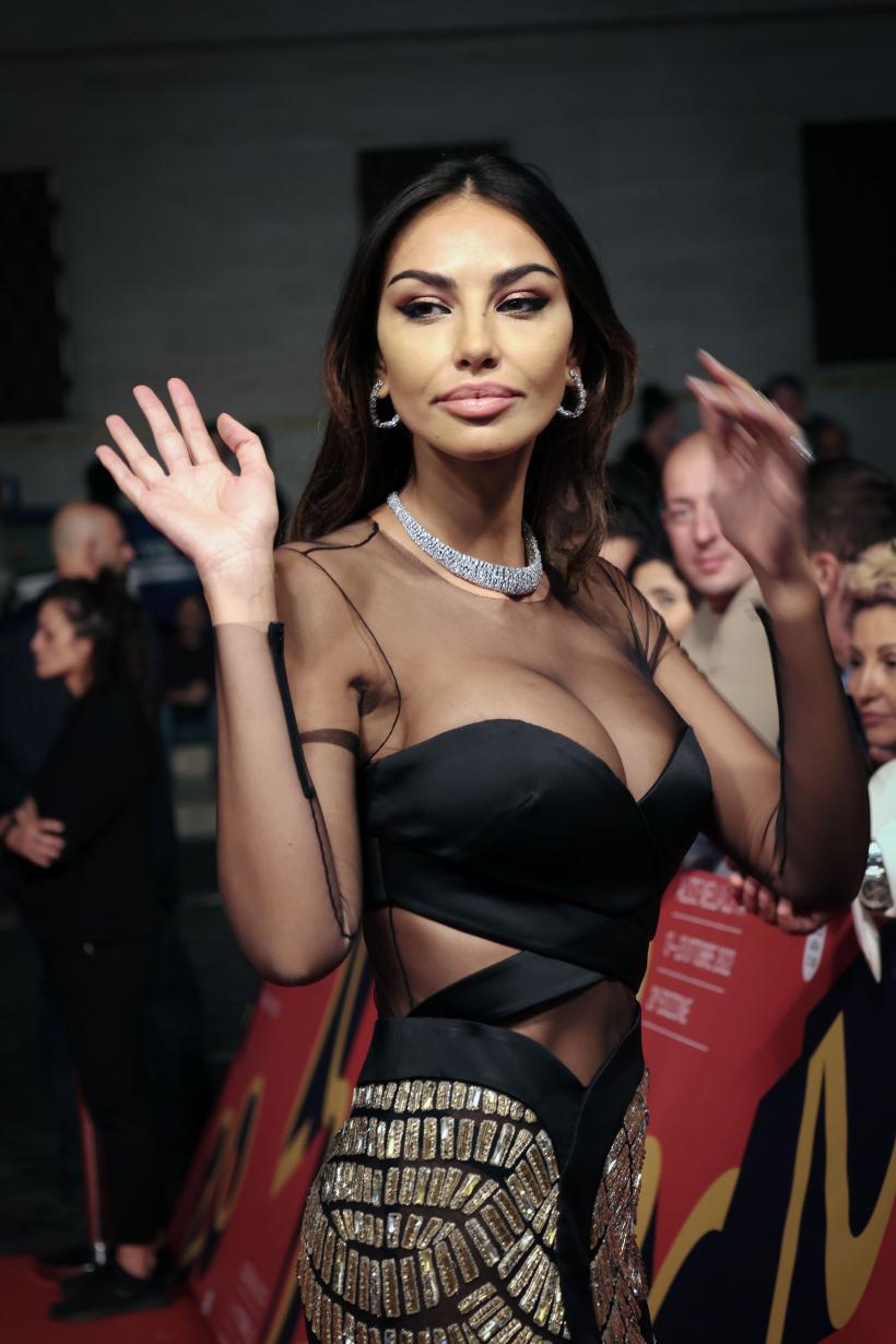 Mădălina Ghenea, sexy și strălucitoare pe covorul roșu! 18806862