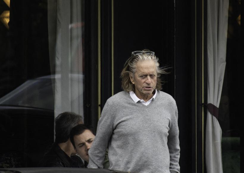 Michael Douglas, relaxat, pe străzile din Paris. Cum arată cunoscutul actor la 78 de ani?
