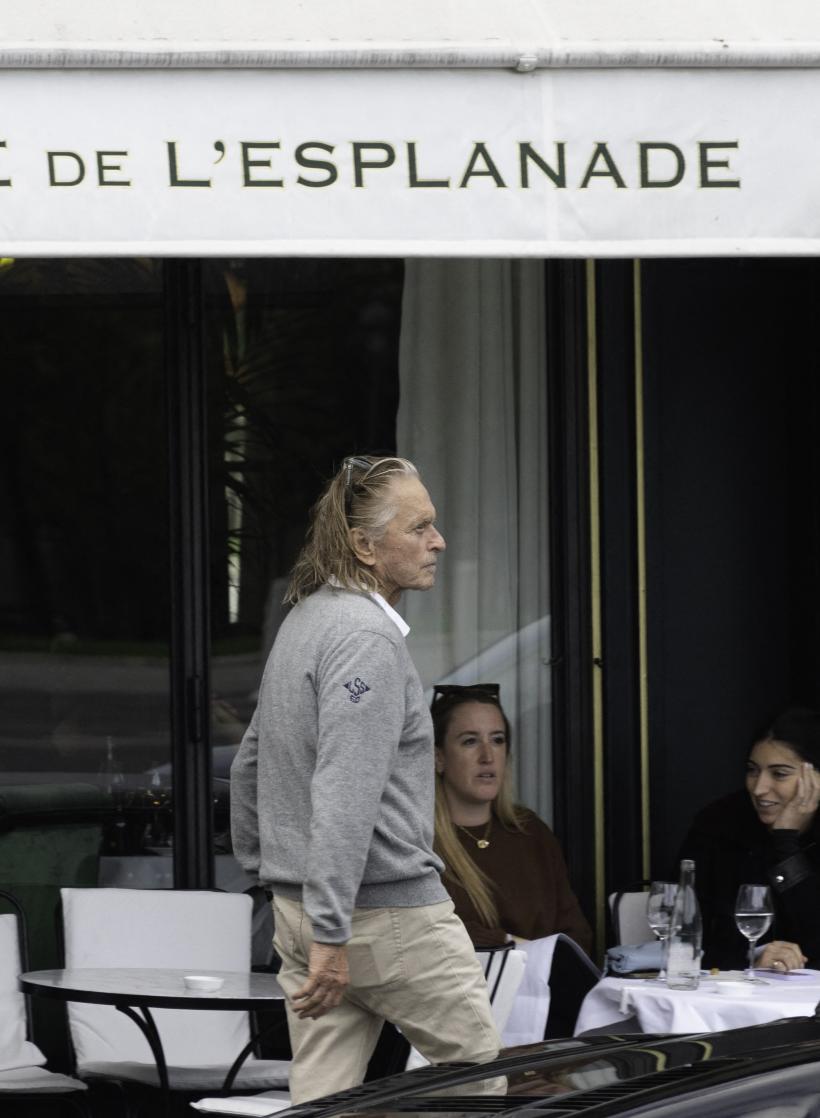 Michael Douglas, relaxat, pe străzile din Paris. Cum arată cunoscutul actor la 78 de ani? 18806809