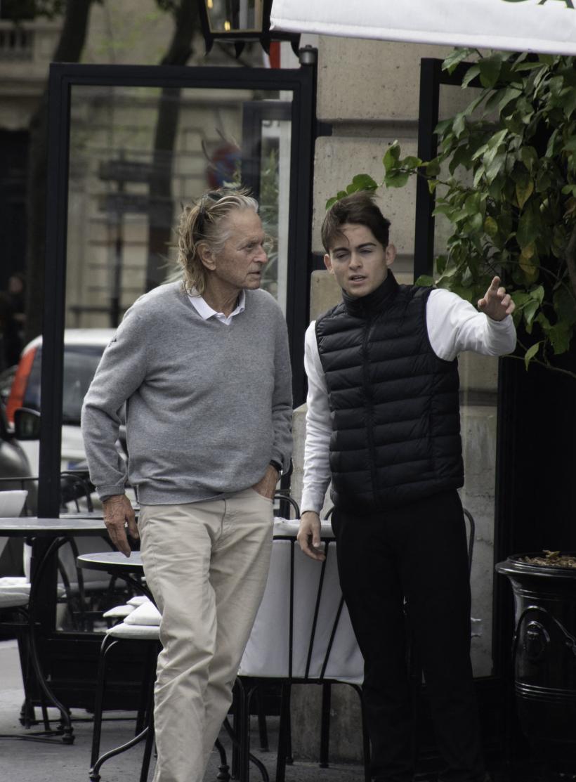 Michael Douglas, relaxat, pe străzile din Paris. Cum arată cunoscutul actor la 78 de ani? 18806810