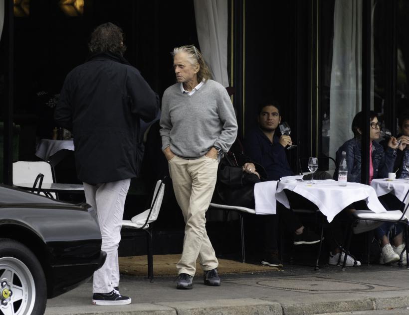 Michael Douglas, relaxat, pe străzile din Paris. Cum arată cunoscutul actor la 78 de ani? 18806812