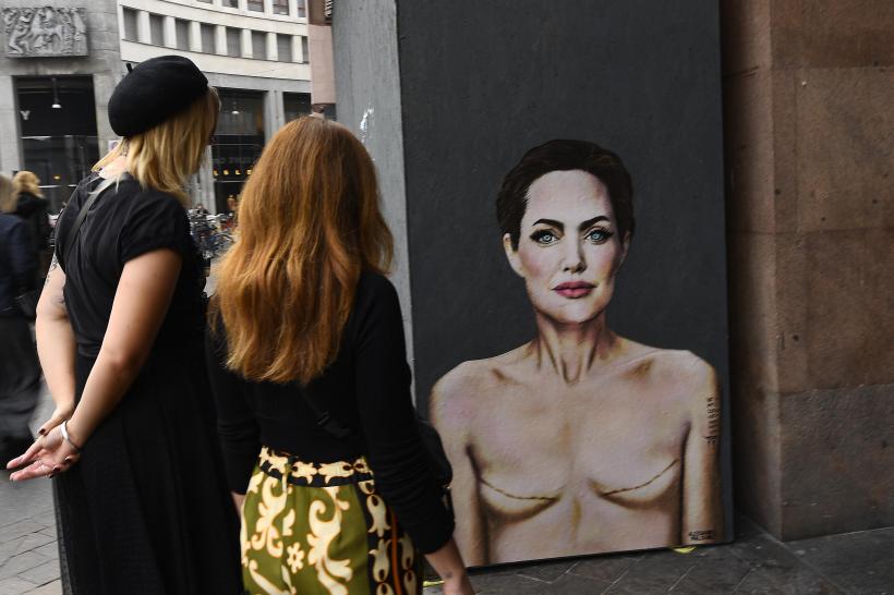 O pictură murală cu Angelina Jolie cu cicatrici de mastectomie, realizată la Milano