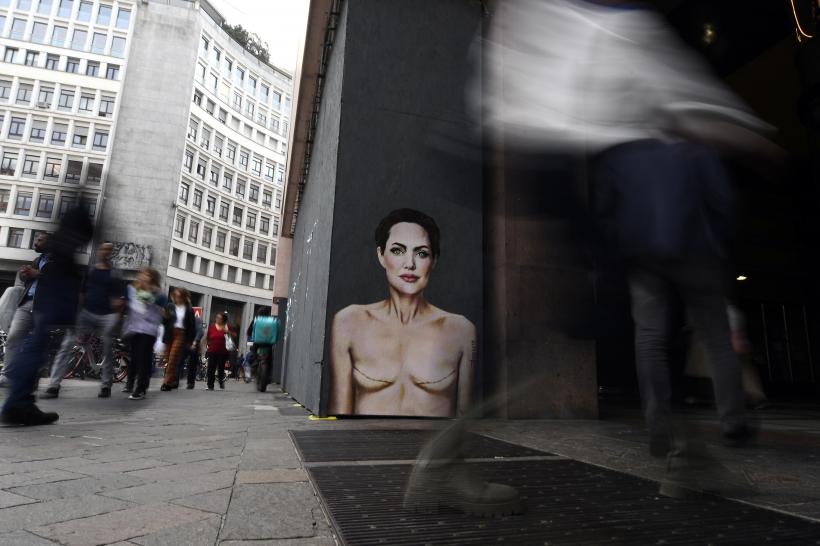 O pictură murală cu Angelina Jolie cu cicatrici de mastectomie, realizată la Milano 18806919