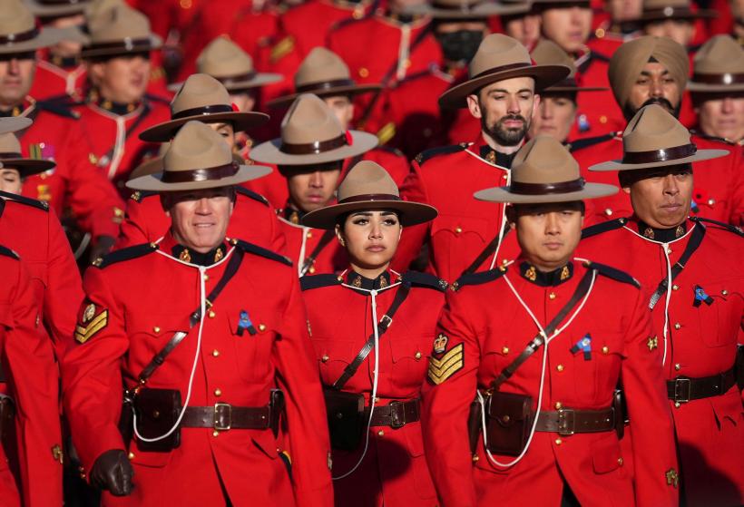 Cortegiu impresionant: o mare de uniforme roșii de poliție o conduc pe ultimul drum pe Shaelyn Yang, ucisă la datorie 18807080