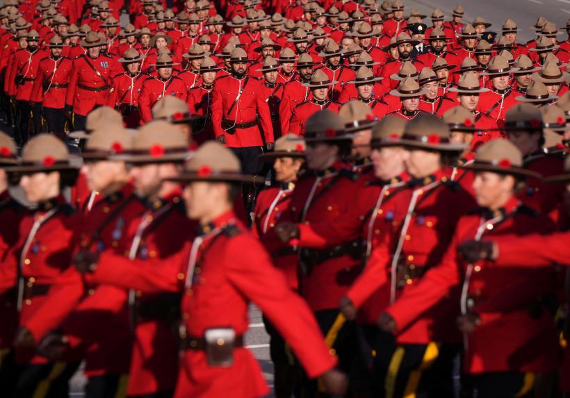 Cortegiu impresionant: o mare de uniforme roșii de poliție o conduc pe ultimul drum pe Shaelyn Yang, ucisă la datorie 18807081