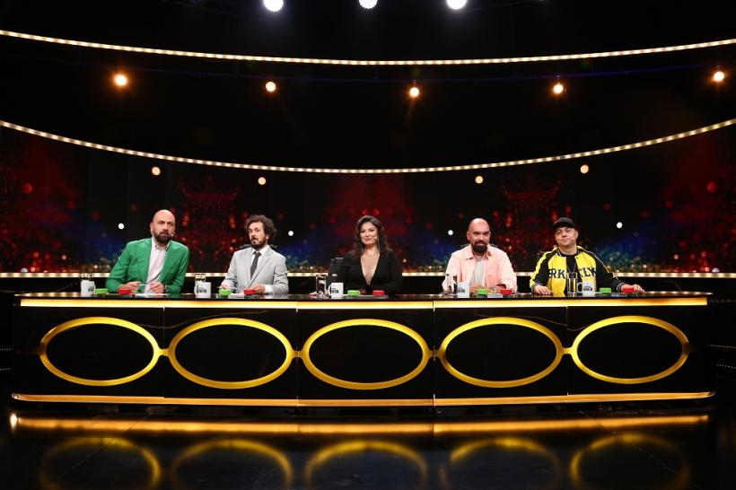 Iulia Albu, apariţie extravagantă la Stand-Up Revolution 18807044