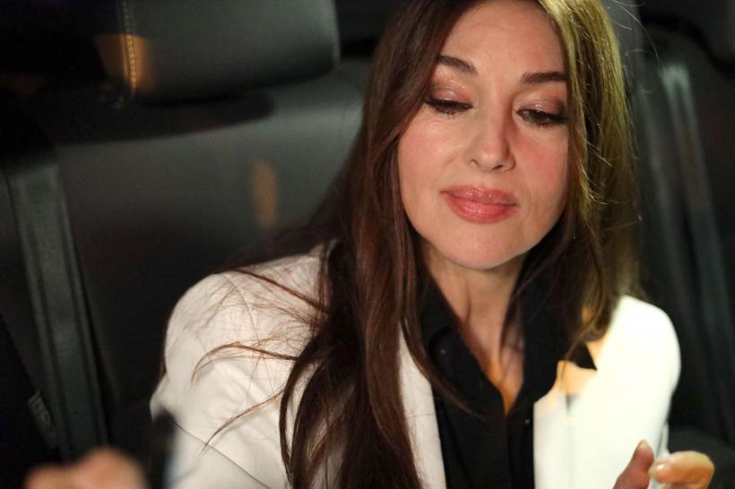 Monica Bellucci, în două roluri feminine emblematice, Maria Callas și Anita Ekberg, unul în teatru și celălalt în film 18807141