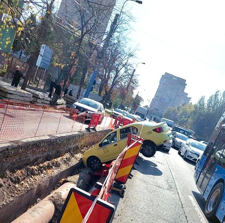 Imaginea zilei! Cum a aterizat un taxi în craterele din Constanța? 18807229