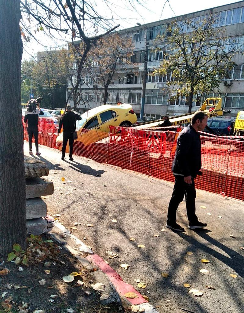 Imaginea zilei! Cum a aterizat un taxi în craterele din Constanța? 18807232