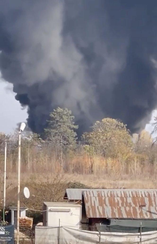 UPDATE Incendiu puternic în București! Locuitorii din zonă au primit mesaj Ro-Alert. Ard 40 de tone de deșeuri  18807239