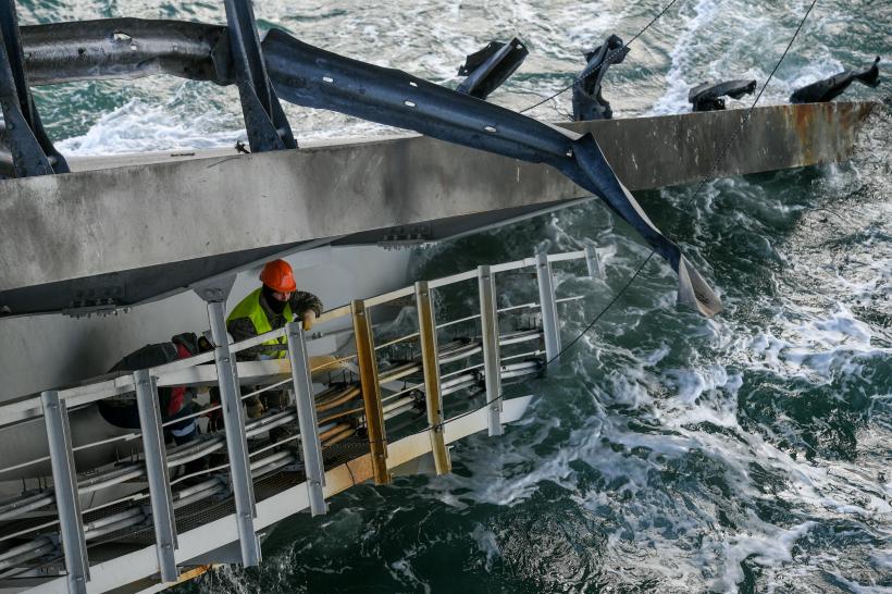 Locuitorii Kievului cumpără noi timbre care celebrează explozia de la podul Kerch 18807372