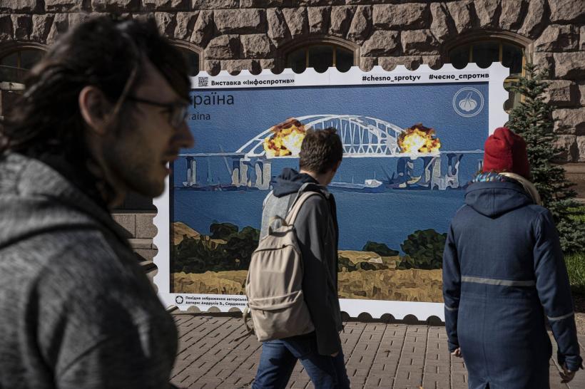 Locuitorii Kievului cumpără noi timbre care celebrează explozia de la podul Kerch 18807373