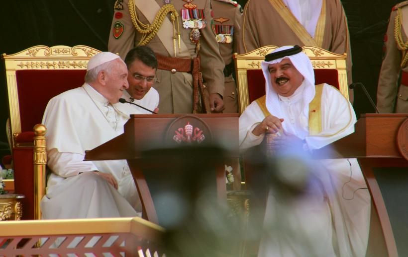 Papa Francisc, vizită în Bahrain: “Aduceți apele fraternității în deșertul coexistenței umane”