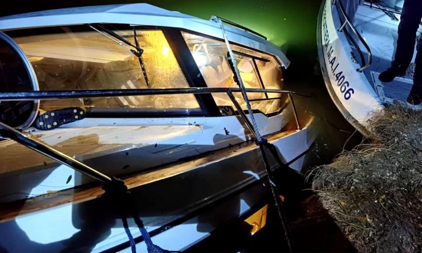 Trei turiști, aflați la pescuit, au fost salvați de pe o șalupa pe jumătate scufundată aflată pe brațul Chilia 18807409