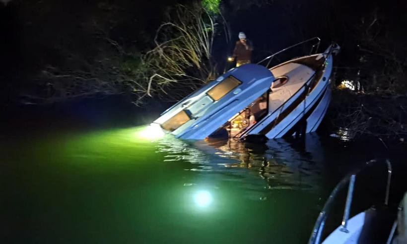 Trei turiști, aflați la pescuit, au fost salvați de pe o șalupa pe jumătate scufundată aflată pe brațul Chilia