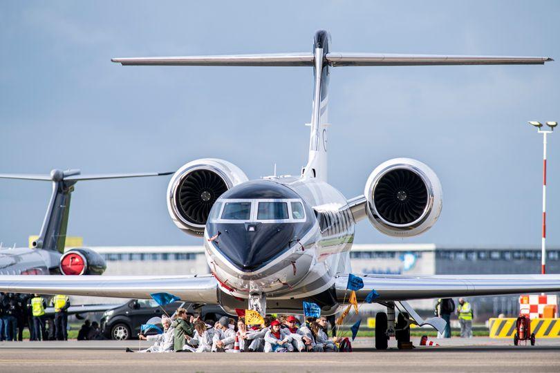 Activiștii pentru climă au blocat pista pentru avioanele private din Amsterdam