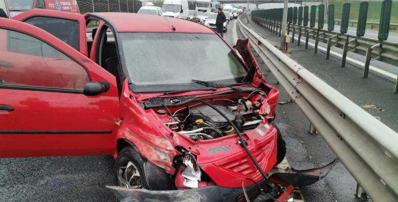 Accident grav la ieșirea de pe autostrada A1. O Dacia Logan s-a ciocnit de un TIR. O femeie în vârstă de 30 de ani a fost transportată la spital
