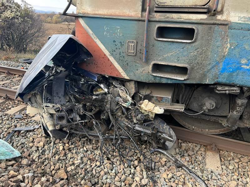 Bacău: Un bărbat a murit, după ce maşina pe care o conducea a fost lovită de tren