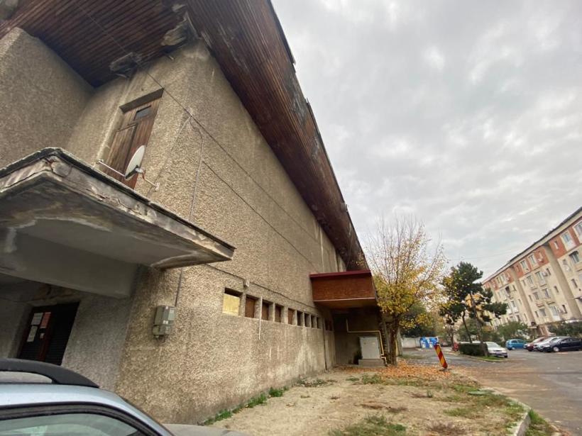 Casa de Cultură a Sindicatelor din Târgu Jiu, transformată în ruină de CNSLR-FRĂȚIA și în adăpost pentru oamenii străzii - de primărie