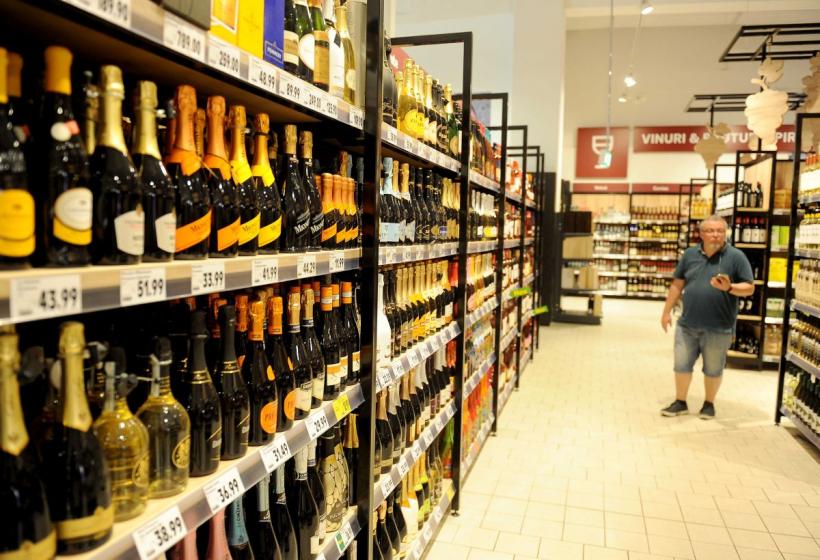 Doi liberali vor scutire de impozit pe salariile celor care muncesc în industria băuturilor alcoolice