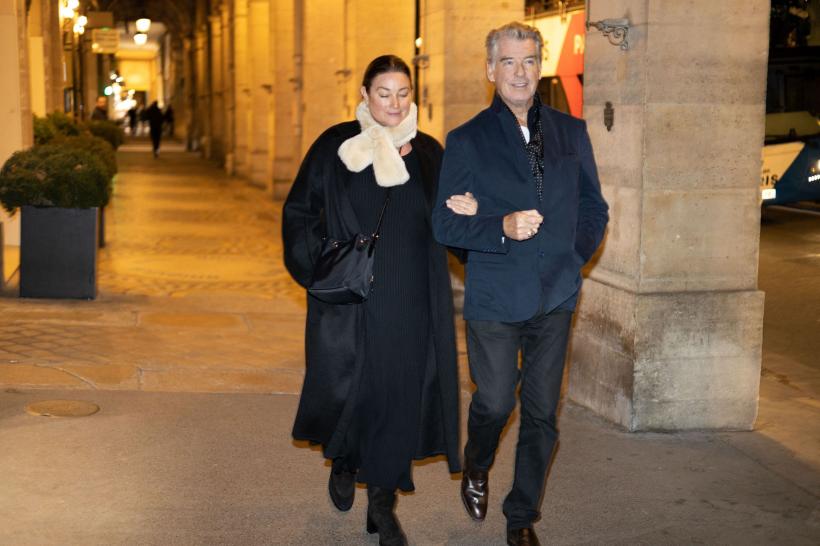 Pierce Brosnan și soția sa, la plimbare pe străzile Parisului