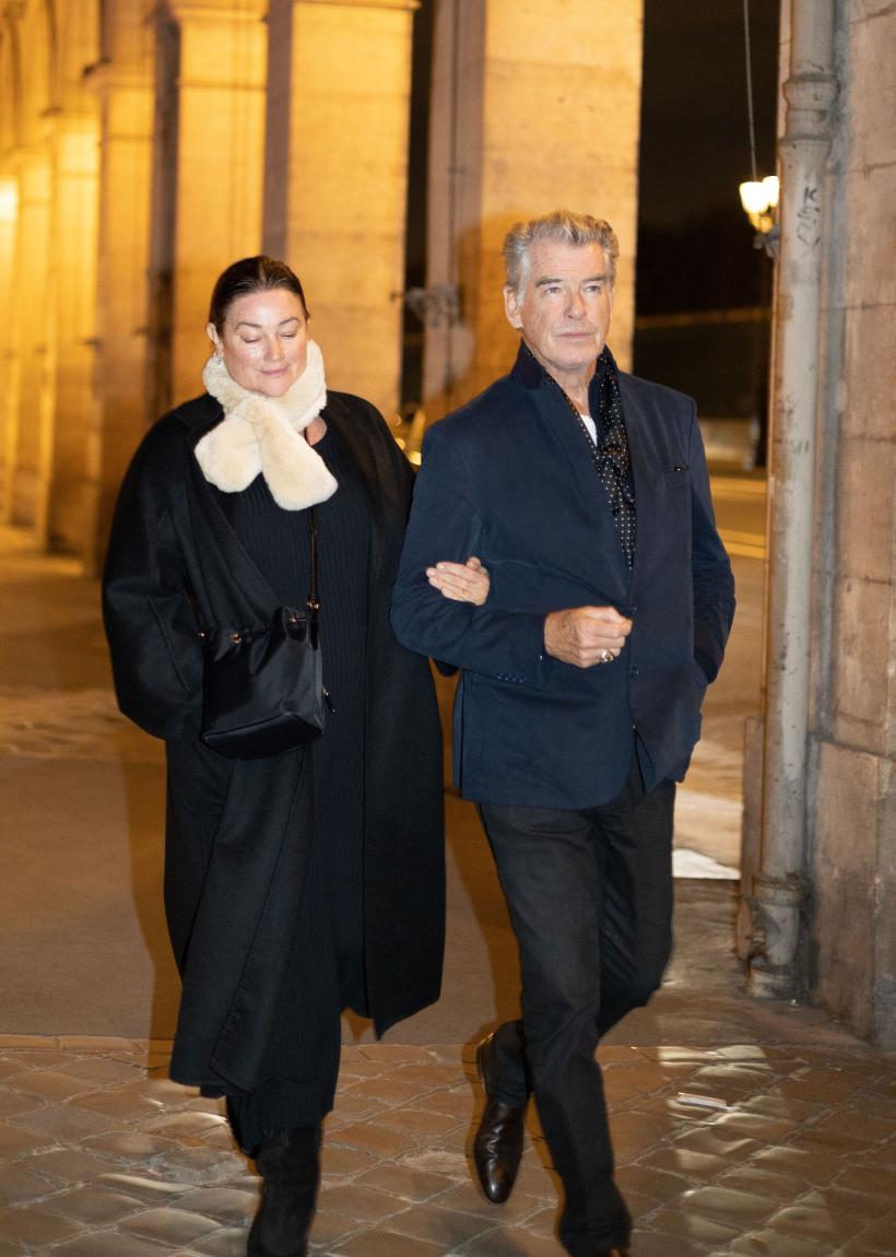 Pierce Brosnan și soția sa, la plimbare pe străzile Parisului 18807850