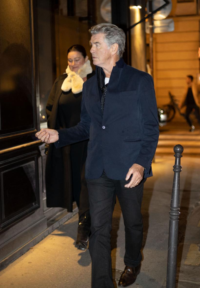 Pierce Brosnan și soția sa, la plimbare pe străzile Parisului 18807851