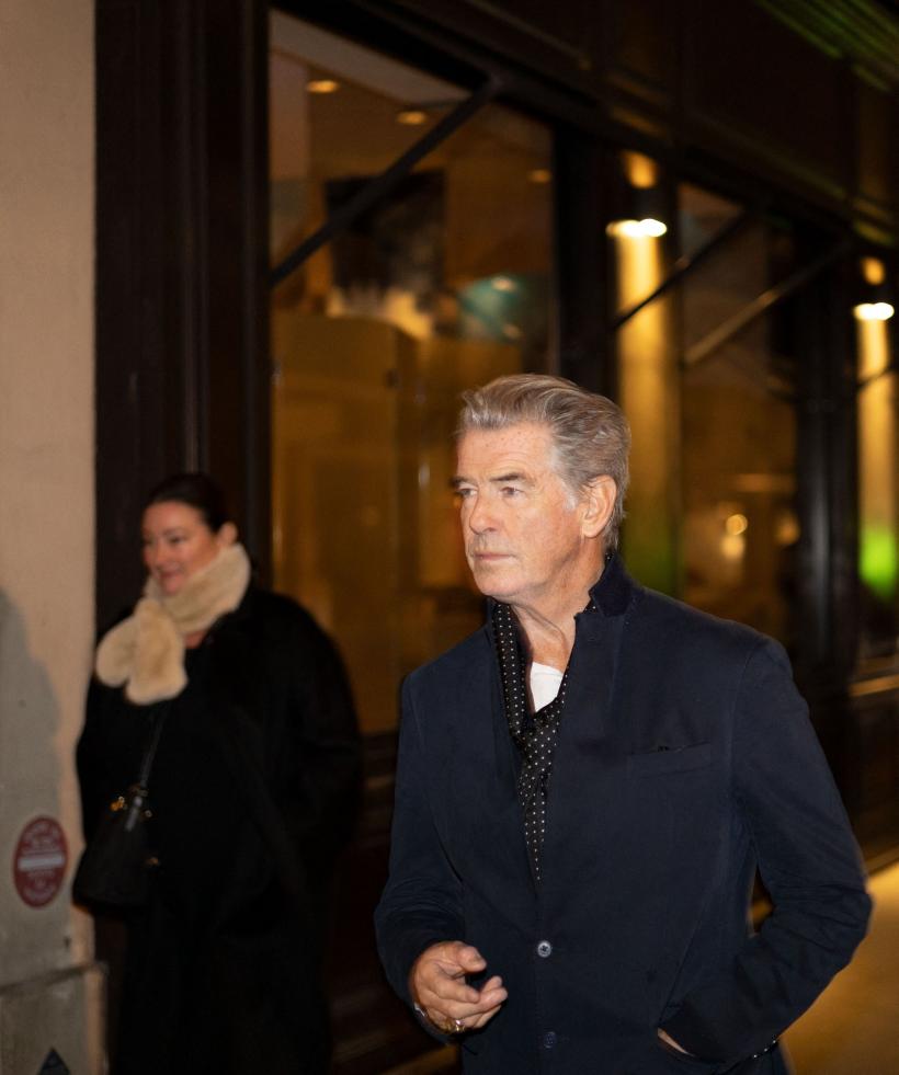 Pierce Brosnan și soția sa, la plimbare pe străzile Parisului 18807852