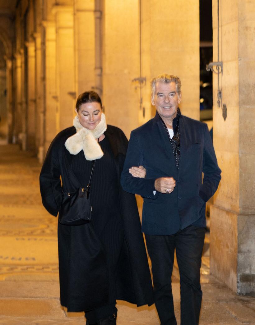 Pierce Brosnan și soția sa, la plimbare pe străzile Parisului 18807853