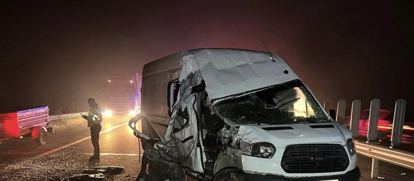 Accident cu 7 victime pe A1. Un microbuz s-a ciocnit cu un TIR 18808104