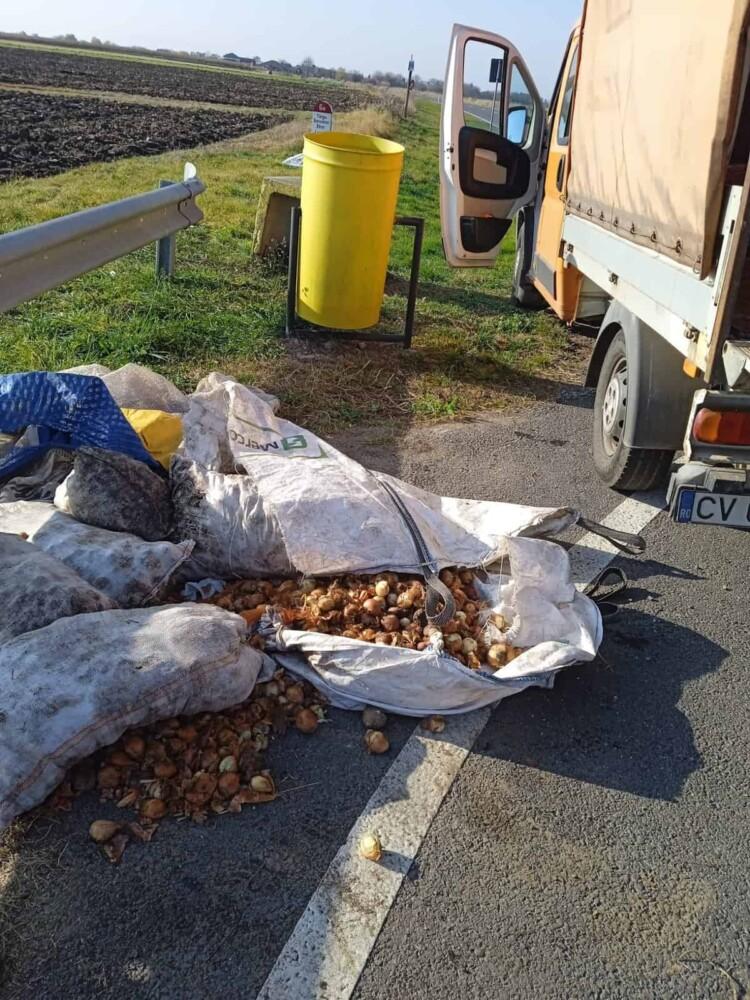 Ceapă, cartofi, foi de varză - gunoiul lăsat de români pe marginea drumurilor