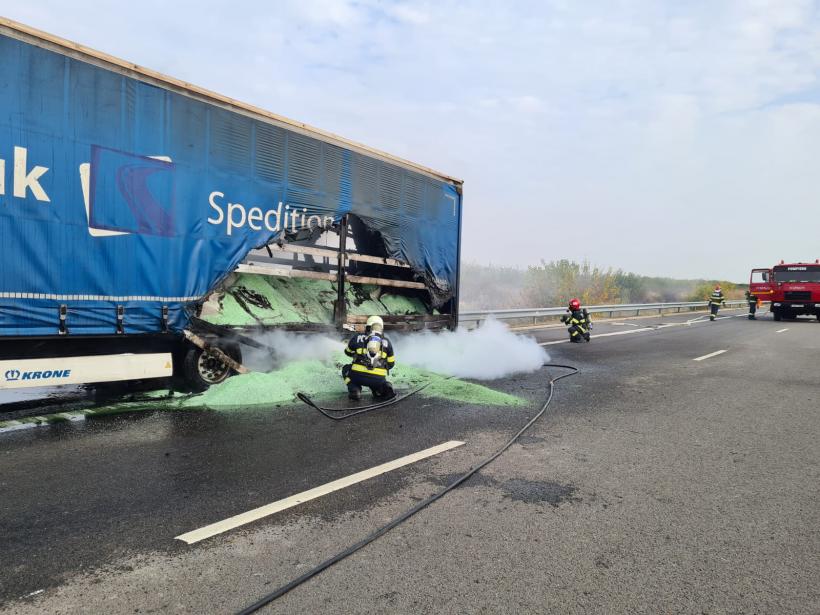 Update Un autocamion a luat foc pe autostrada A2 București-Constanța.  În zona evenimentului se circulă în coloană