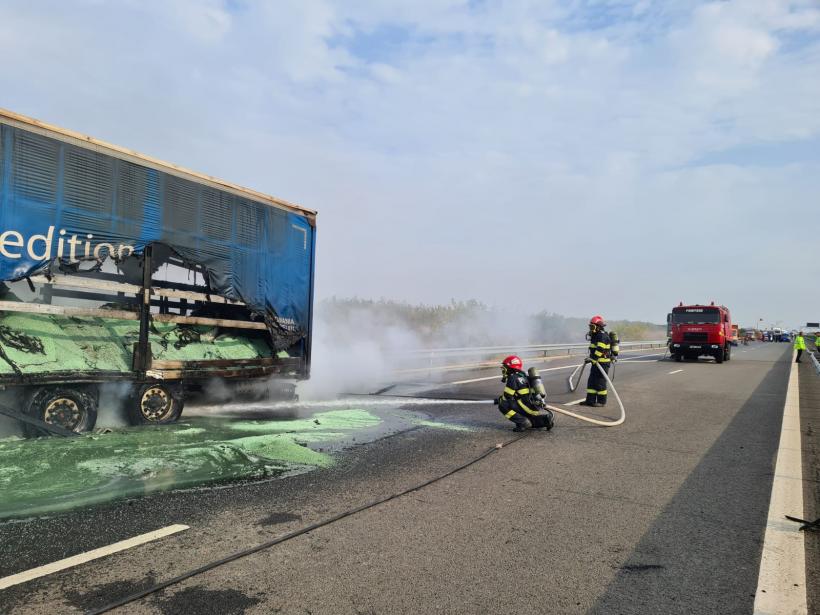 Update Un autocamion a luat foc pe autostrada A2 București-Constanța.  În zona evenimentului se circulă în coloană 18808034
