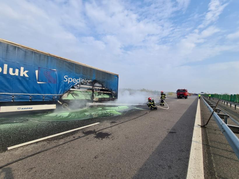Update Un autocamion a luat foc pe autostrada A2 București-Constanța.  În zona evenimentului se circulă în coloană 18808035