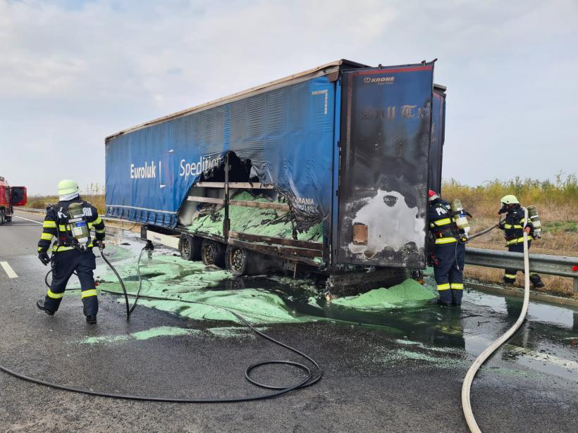 Update Un autocamion a luat foc pe autostrada A2 București-Constanța.  În zona evenimentului se circulă în coloană 18808037