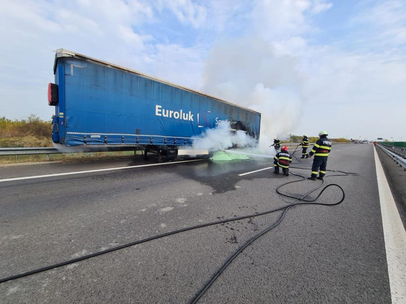 Update Un autocamion a luat foc pe autostrada A2 București-Constanța.  În zona evenimentului se circulă în coloană 18808038