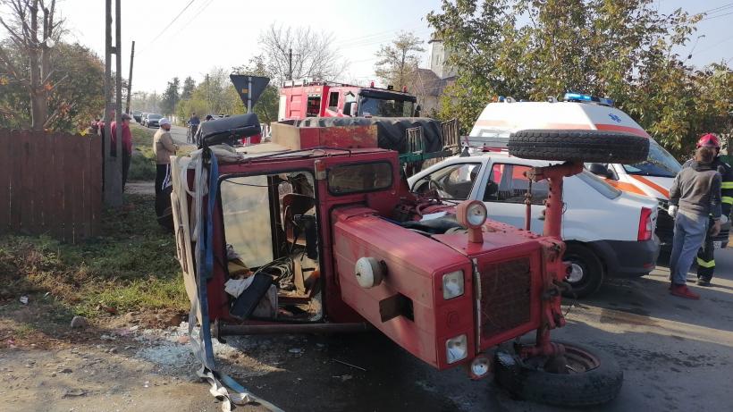 Accident între un tractor și o mașină pe DN 3A. Cinci persoane au fost transportate la spital