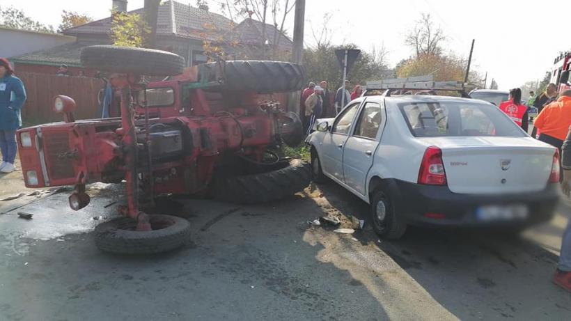Accident între un tractor și o mașină pe DN 3A. Cinci persoane au fost transportate la spital 18808191