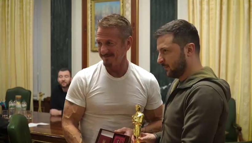 Celebrul actor Sean Penn i-a oferit Oscarul lui Volodymyr Zelensky