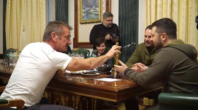 Celebrul actor Sean Penn i-a oferit Oscarul lui Volodymyr Zelensky 18808149