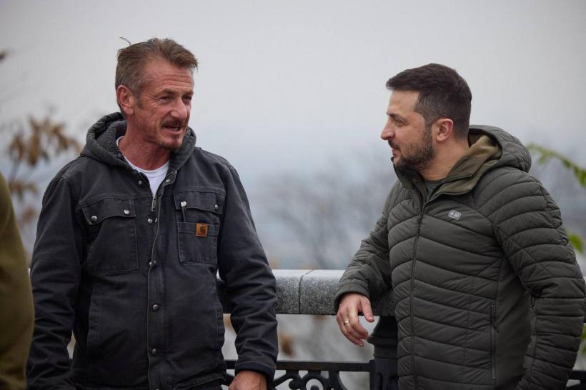 Celebrul actor Sean Penn i-a oferit Oscarul lui Volodymyr Zelensky 18808152