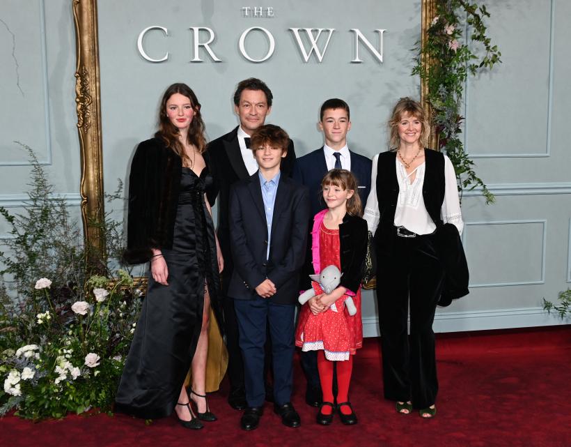 Mult așteptata premieră mondială a sezonului 5 din „The Crown” a avut loc la Londra. Imelda Staunton, Elizabeth Debicki și Jonny Lee Miller, vedetele care întruchipează familia regală 18808165