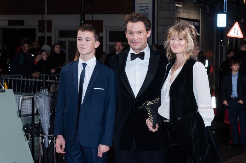 Mult așteptata premieră mondială a sezonului 5 din „The Crown” a avut loc la Londra. Imelda Staunton, Elizabeth Debicki și Jonny Lee Miller, vedetele care întruchipează familia regală 18808171