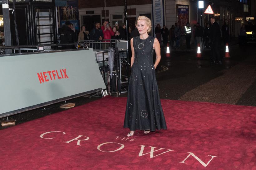 Mult așteptata premieră mondială a sezonului 5 din „The Crown” a avut loc la Londra. Imelda Staunton, Elizabeth Debicki și Jonny Lee Miller, vedetele care întruchipează familia regală 18808174