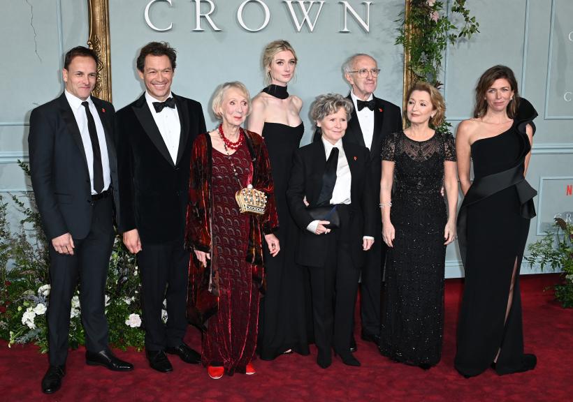Mult așteptata premieră mondială a sezonului 5 din „The Crown” a avut loc la Londra. Imelda Staunton, Elizabeth Debicki și Jonny Lee Miller, vedetele care întruchipează familia regală 18808177