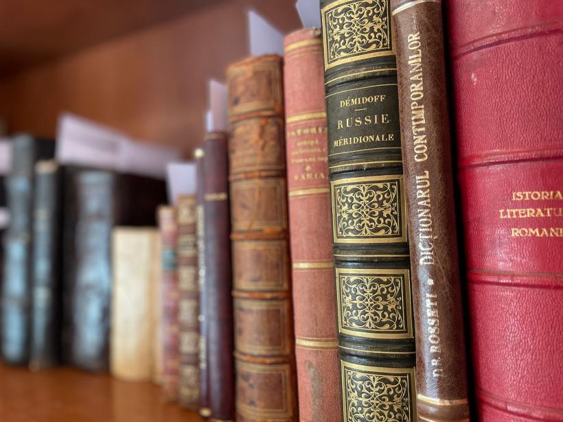 Prima carte scrisă în limba română (Cazania lui Varlaam) și „Profețiile lui Nostradamus”, scoase la licitație 18808075