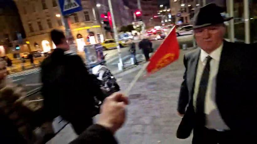 Bătaie în plină stradă între Mitică Dragomir și protestatarul Ceaușescu. Înjurături ca la ușa cortului și un ochi vânăt