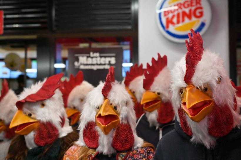 Burger King: activiști deghizați în găini au invadat un restaurant din Paris