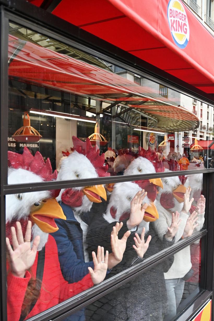 Burger King: activiști deghizați în găini au invadat un restaurant din Paris 18808380