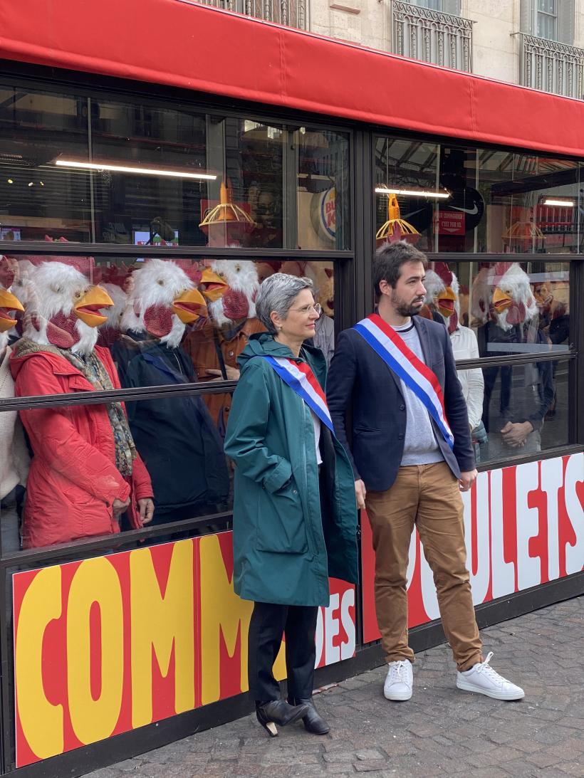 Burger King: activiști deghizați în găini au invadat un restaurant din Paris 18808383